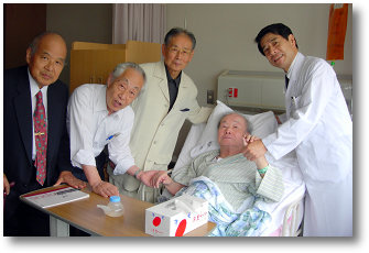 若月先生を見舞う（筆者左から二人目）