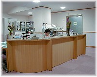 ⑤ 	ドアを開けていただきますと「日帰り手術センター」「術前検査センター」「周術期外来」の受付になっております。