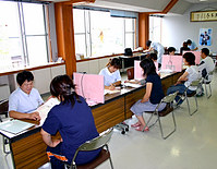 健診会場での問診と血圧測定