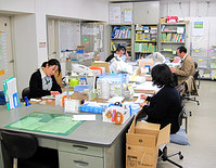 事務室での報告書発送作業