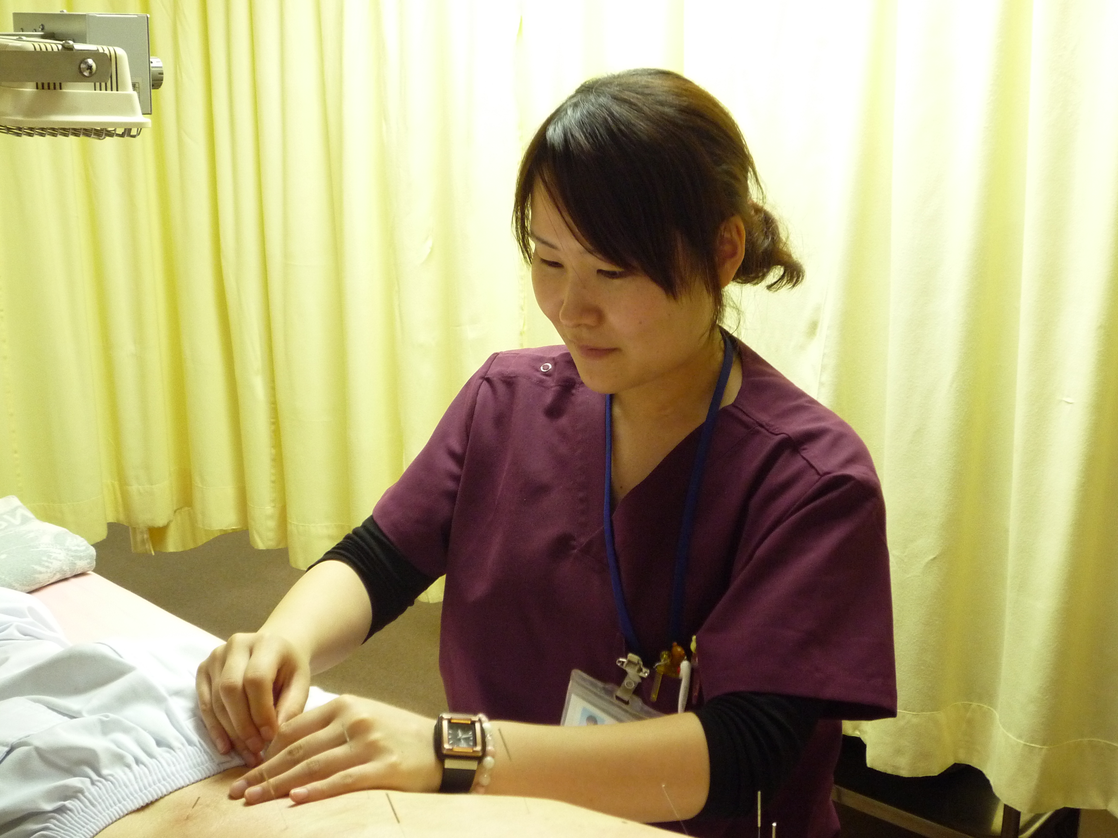 初診時は診察室で問診します／治療ベットは12台あります（全ベット遠赤外線設置）
