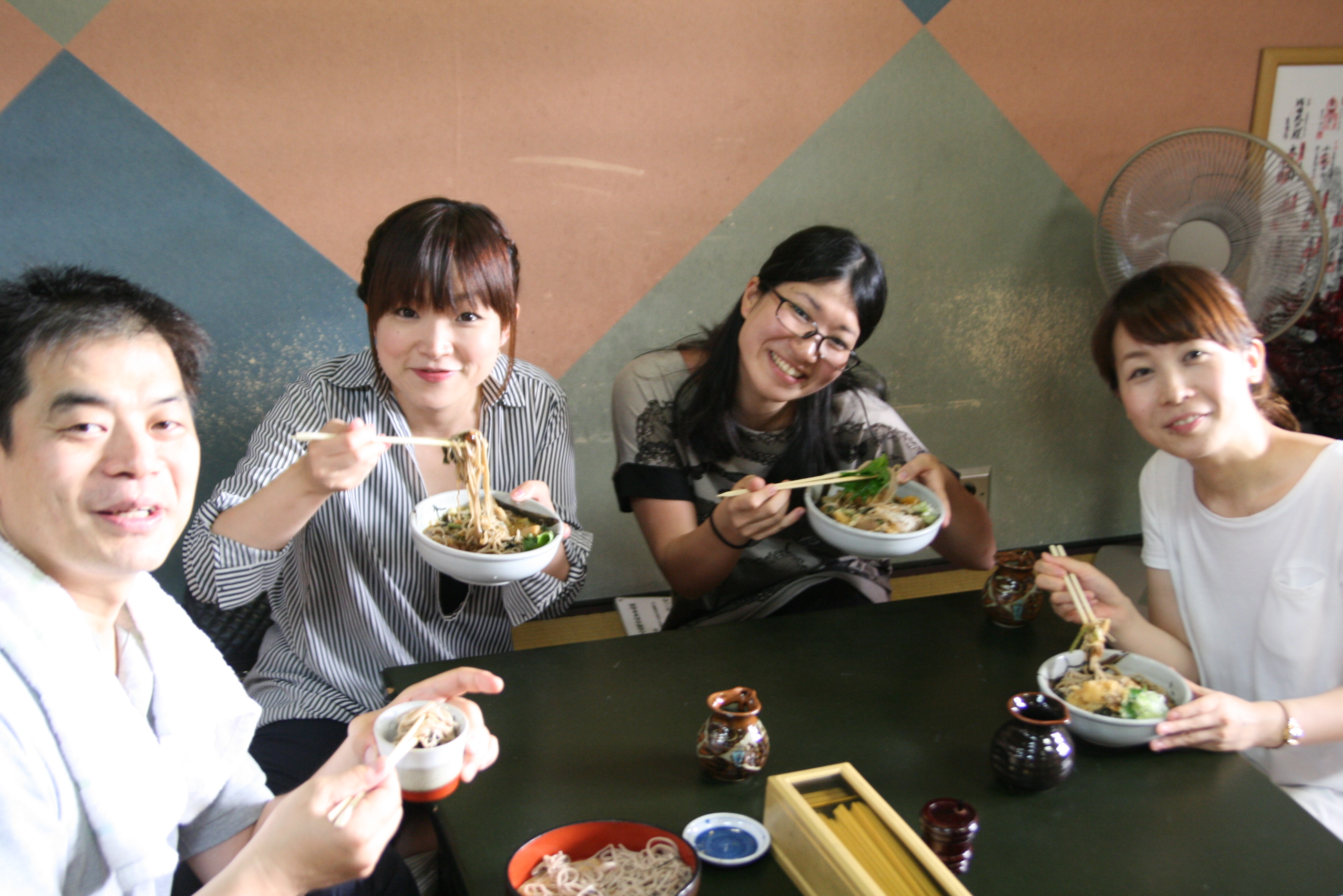 セミナーが終わって、信州そばを食べながら笑顔の実行委員たち。